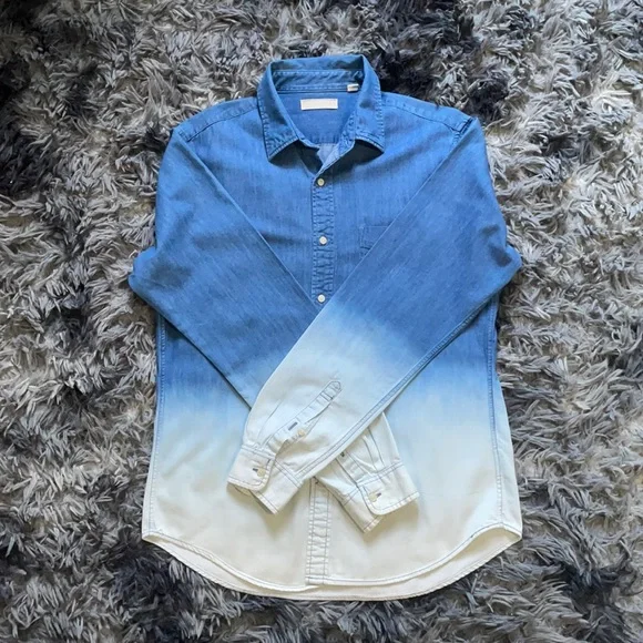 Uniqlo ombré (two-toned) denim shirt - Picture 2 of 4